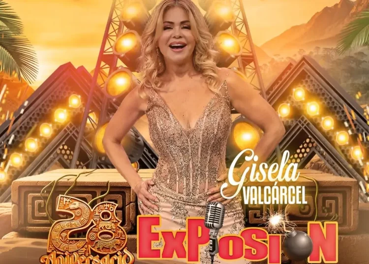 Gisela Valcárcel posa con vestido brillante frente a un fondo escénico iluminado, celebrando el 28 aniversario de Exposión en un entorno festivo con palmeras y arquitectura estilizada