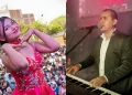 Cantante femenina con vestido rojo posa frente a una multitud durante un concierto al aire libre, junto a un músico masculino interpretando en teclado y cantando en un escenario con luces de fondo