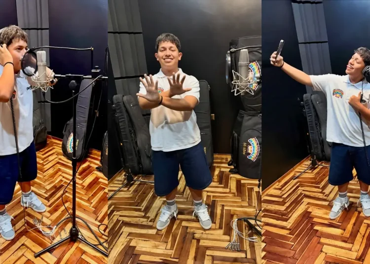 Artista Stiven Franco en estudio de grabación profesional con micrófono de condensador, audífonos y fondo de paneles acústicos.