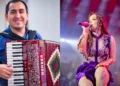 Edwin Guerrero Neira tocando el acordeón y Kiara Lozano cantando en vivo en un concierto de la agrupación de cumbia Corazón Serrano.