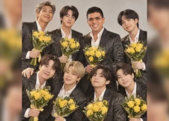 Christian Yaipén posando junto a los integrantes de la exitosa banda BTS