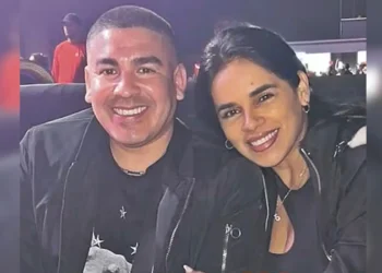 Giuliana Rengifo sonriendo junto a su pareja en una salida nocturna.