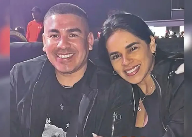 Giuliana Rengifo sonriendo junto a su pareja en una salida nocturna.