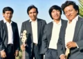 Integrantes fundadores de Agua Marina posando con sus instrumentos para repasar su trayectoria en la cumbia peruana.