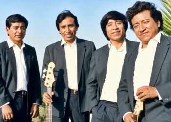 Integrantes fundadores de Agua Marina posando con sus instrumentos para repasar su trayectoria en la cumbia peruana.
