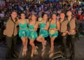 Integrantes de Amor Paisano en escenario tras concierto masivo de cumbia sanjuanera en Perú.