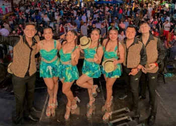 Integrantes de Amor Paisano en escenario tras concierto masivo de cumbia sanjuanera en Perú.