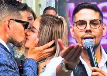 Dimas Ysla besando a Mackeily Luján y a la derecha cantando con un micrófono en un plató de televisión.