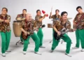 Integrantes del grupo de cumbia peruana Los Mirlos posando juntos con sus instrumentos musicales