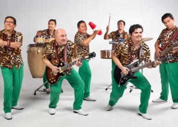 Integrantes del grupo de cumbia peruana Los Mirlos posando juntos con sus instrumentos musicales