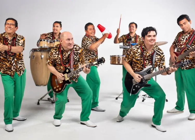 Integrantes del grupo de cumbia peruana Los Mirlos posando juntos con sus instrumentos musicales